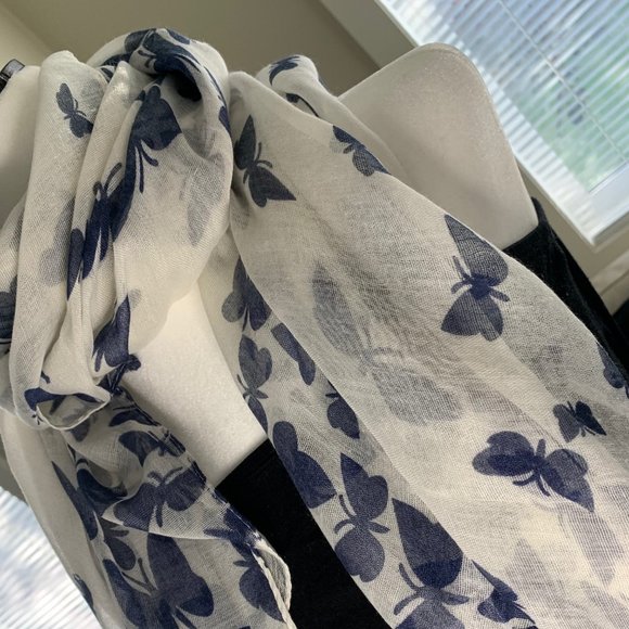 Ladies scarf - beautiful butterfly designs - Picture 4 of 6